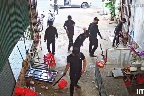 Nhóm côn đồ mặc toàn đồ đen đập phá quán phở ở Đắk Lắk: Nguyên nhân do đâu?