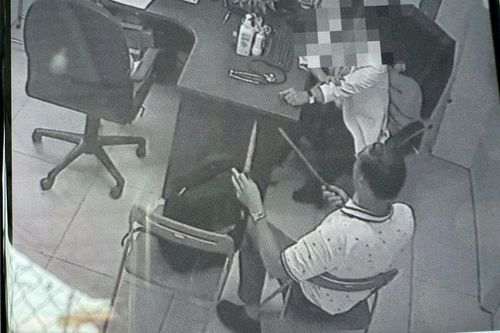 Vụ bác sĩ cầm 2 dao tấn công đồng nghiệp: Câu chuyện chỉ diễn ra vài giây trước khi 1 người hành động