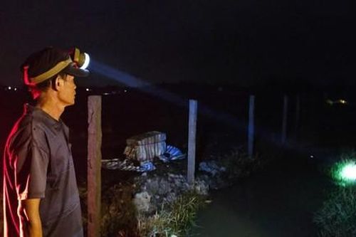 Nguy cơ mất xe và sét đánh khi đi soi ếch đầu mùa mưa