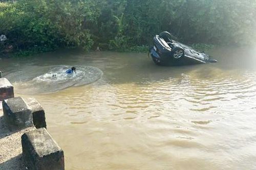Ô tô lao xuống sông, hai ông cháu thoát chết thần kỳ