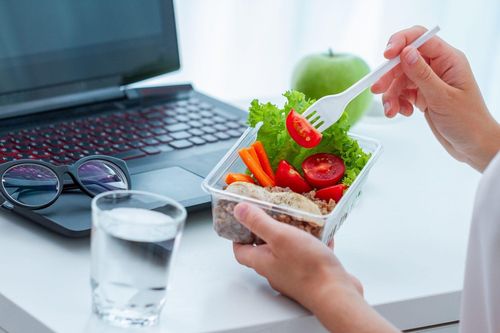 Từ lâu tôi mang cơm trưa đến cơ quan, tiết kiệm đáng kể, lại được bao lợi ích