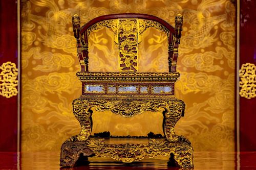 Vì sao không đưa bảo vật quốc gia ngai vàng vua Nguyễn vào lồng kính bảo vệ?