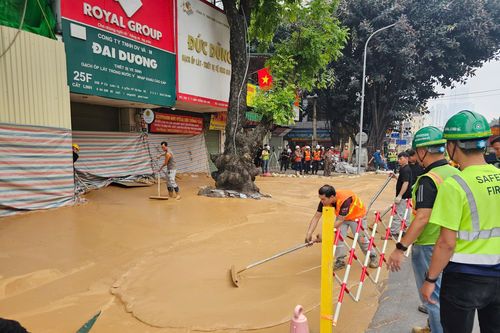 'Suối bùn' hầm ngầm metro Nhổn - ga Hà Nội lại trào lên mặt đường ở Hà Nội