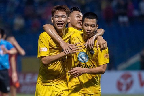 Cựu tuyển thủ Việt Nam ghi bàn phút cuối, CLB Bình Định cầm hòa Thanh Hóa