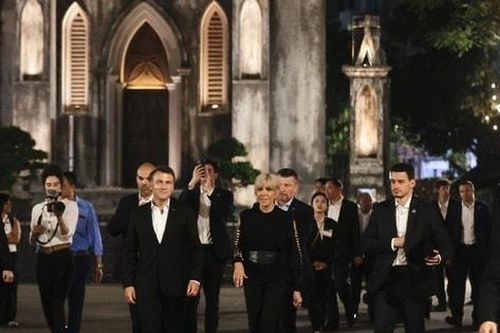 Tổng thống Pháp Emmanuel Macron và Phu nhân dạo phố cổ Hà Nội