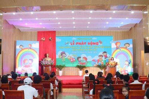 Hoàng Mai: Tặng 694 suất quà và 100 xe đạp cho trẻ em có hoàn cảnh khó khăn