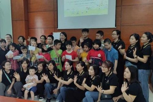 Tặng quà trẻ em khuyết tật tại Trường PTCS Nguyễn Đình Chiểu và Làng Hòa bình Thanh Xuân
