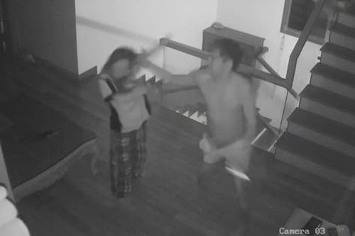 Phẫn nộ clip nghi vấn chồng hành hung vợ dã man lúc rạng sáng