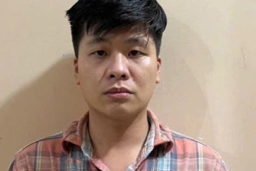 Hơn 10 năm lẩn trốn, nghi phạm giết người tại cửa hàng làm tóc ra đầu thú