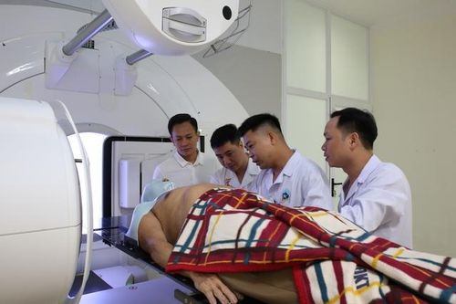 Chuyên gia Bệnh viện Trung ương quân đội 108 trực tiếp về hỗ trợ về xạ trị tại Hà Tĩnh