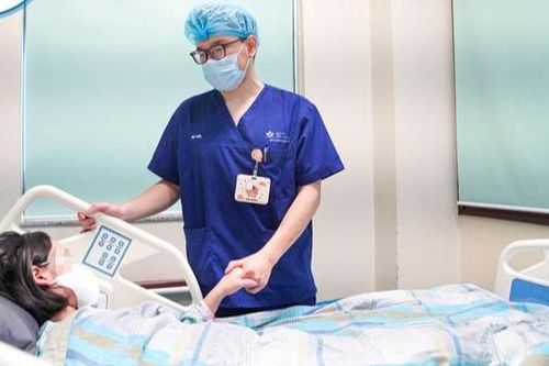 Hồi sinh sự sống cho bé gái 11 tuổi sau tai nạn cửa cuốn