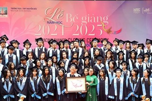 Lễ bế giảng và ra trường của teen Nguyễn Siêu: Thanh xuân rực rỡ mở ra tương lai tươi sáng