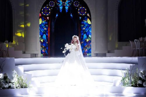 Trang Pháp catwalk đầy tự tin, làm vedette cho show áo cưới