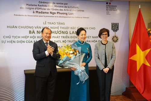 TS Ngô Phương Lan nhận Huân chương Sĩ quan về Văn học Nghệ thuật