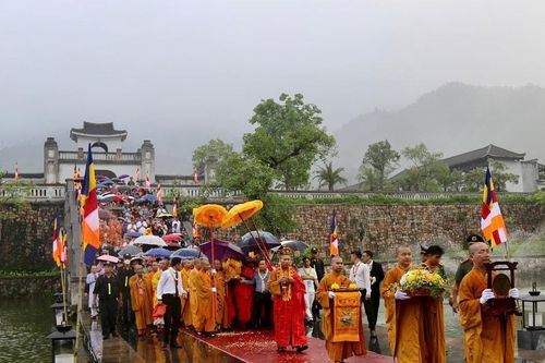 Quảng Ninh: Cung tiễn xá lợi Phật về chùa Chuông