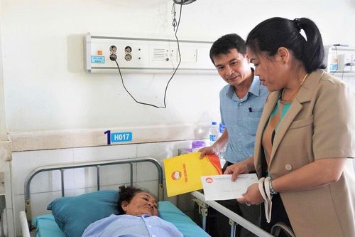 Mặt trận tỉnh Quảng Ngãi thăm hỏi các nạn nhân bị tai nạn giao thông