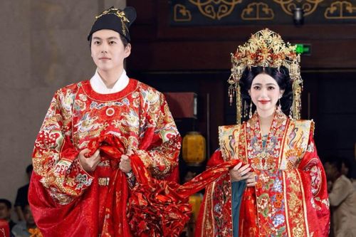 Ảnh cưới 'tuyệt đối điện ảnh' của cặp đôi Việt - Trung gây sốt