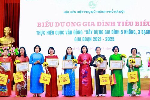 Biểu dương gia đình tiêu biểu trong thực hiện Cuộc vận động 'Xây dựng gia đình 5 không, 3 sạch'