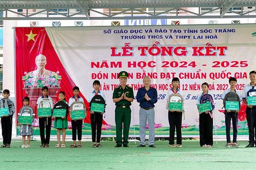 Trao học bổng 'Cán bộ, chiến sĩ Quân đội nâng bước em tới trường' cho học sinh khó khăn