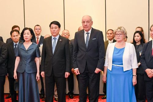 Lãnh đạo Việt Nam và Hungary dự khai mạc triển lãm của nhiếp ảnh gia Bozoky Dezso