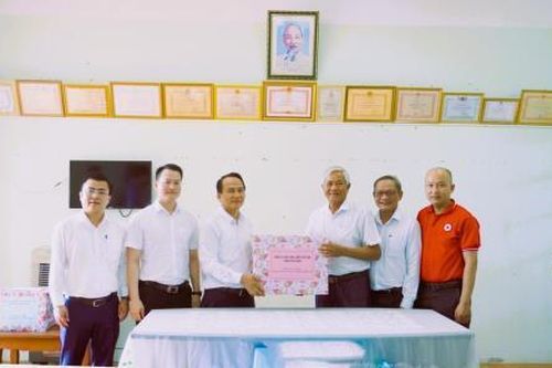 Lãnh đạo TP Đà Nẵng thăm, tặng quà trẻ em tại trung tâm trẻ mồ côi thành phố Đà Nẵng