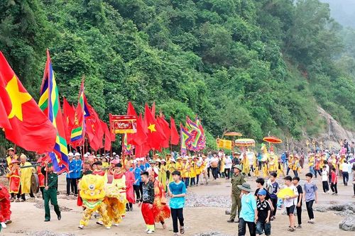 Hàng ngàn người dân, du khách dự lễ hội đền Chiêu trưng Đại vương Lê Khôi