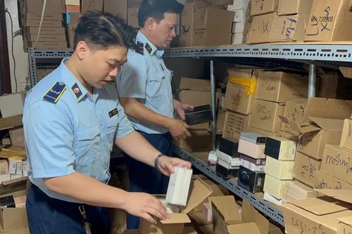 Đột kích kho nước hoa giả các thương hiệu nổi tiếng
