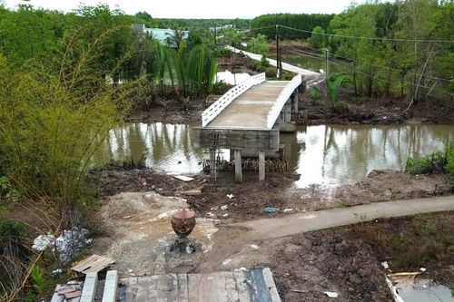 Người dân Đất Mũi bức xúc vì cầu xây xong nhưng không lưu thông được