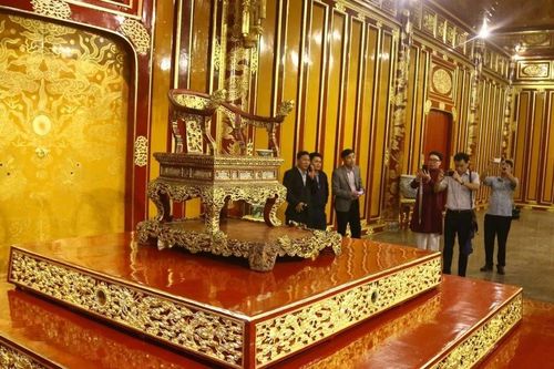 Thành lập Hội đồng quốc gia tu sửa Ngai vàng triều Nguyễn