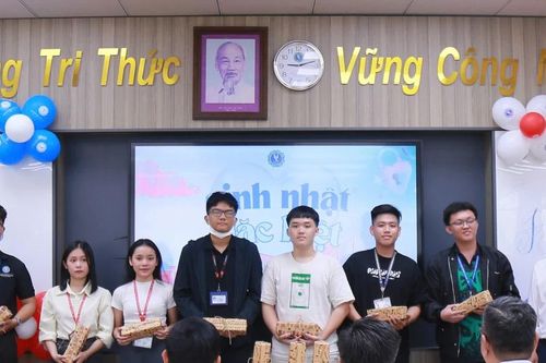 Trường đại học tặng quà sinh nhật cho sinh viên