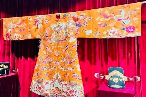 Tìm về 'căn cước văn hóa' Việt qua cổ phục cung đình