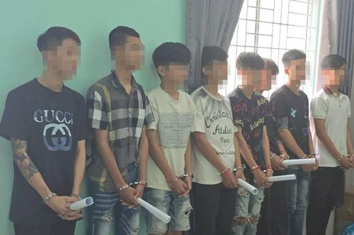 Khởi tố nhóm 'thanh niên choai' đuổi đánh nhau, chém trọng thương người đi đường