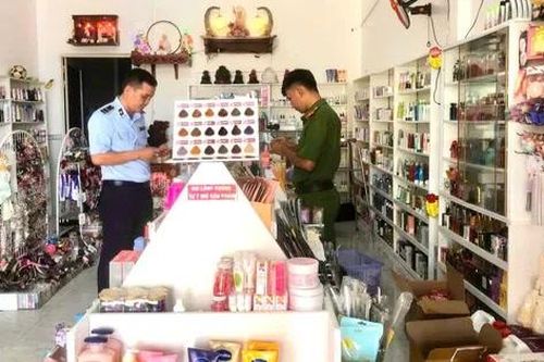 Đột kích kho mỹ phẩm 'khủng' chuyên bán online ở Cà Mau