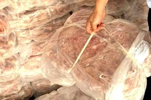 Lào Cai thu giữ trên 1,5 tấn chân gà đông lạnh, không rõ xuất xứ