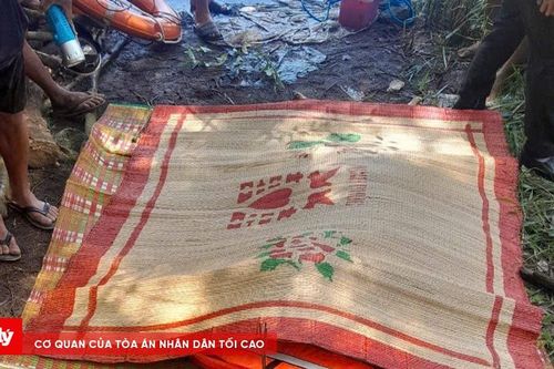 Một người tử vong do chèo thuyền qua đầm lấy gỗ