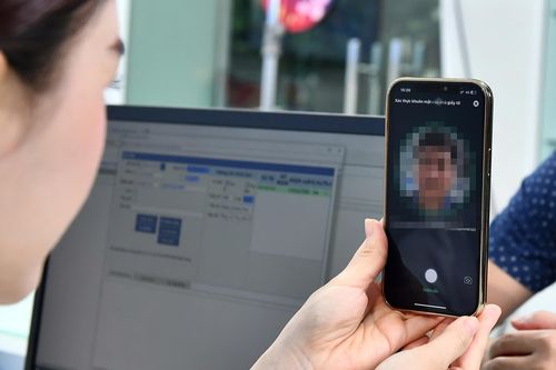 Tấm ảnh 'vali chứa 15 tỷ tiền mặt kẹt ở hải quan' khiến người nhận như mất hồn