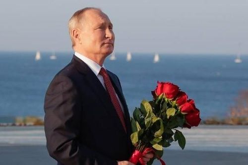 Ông Putin đùa về việc bị gọi là 'robot', khuyên thanh niên Nga cầu hôn trực tiếp