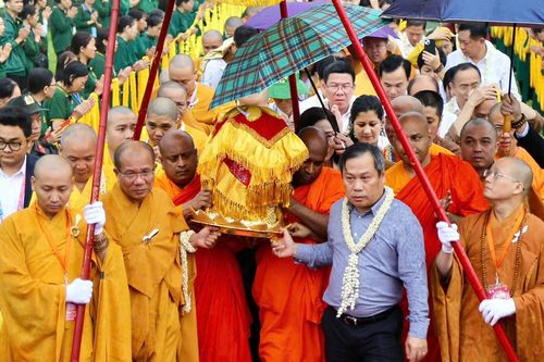 Cung rước xá lợi Đức Phật từ Yên Tử về chùa Chuông ở Hưng Yên