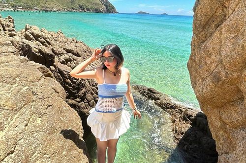 'Đu trend' ở biển Kỳ Co, cô gái gặp sự cố dở khóc dở cười, phải vội tìm bác sĩ