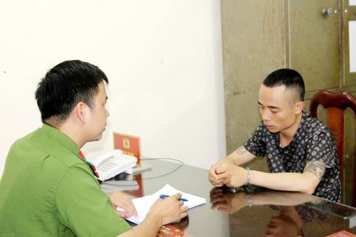 Vờ hỏi mua vàng rồi cướp giật để lấy tiền trả nợ