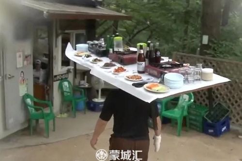 Chủ quán đội cả bàn ăn lên đầu, leo cầu thang thoăn thoắt phục vụ thực khách