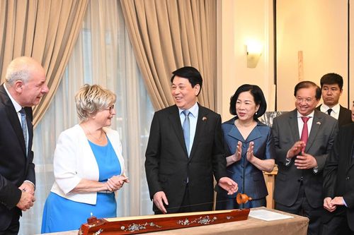 Chủ tịch nước Lương Cường tặng đàn bầu cho Phu nhân Tổng thống Hungary