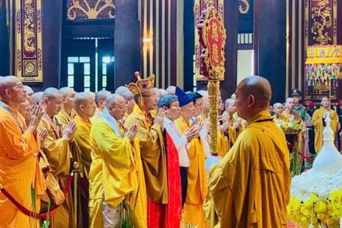 Yên Tử đón hơn 800.000 lượt người về chiêm bái xá lợi Đức Phật