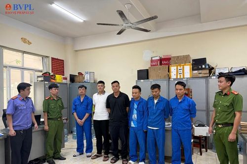 Tống đạt Quyết định khởi tố Chủ tịch UBND phường Trảng Dài cùng 4 thuộc cấp