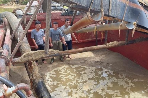Bắt giữ thuyền khai thác cát trái phép trên sông Gianh