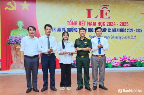 Trao kinh phí hỗ trợ Chương trình 'Cán bộ, chiến sĩ quân đội nâng bước em đến trường' tại Nghĩa Đàn và Tân Kỳ