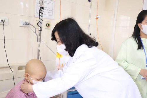 Bộ trưởng Bộ Y tế tặng quà các bệnh nhi ung thư nhân dịp Quốc tế Thiếu nhi