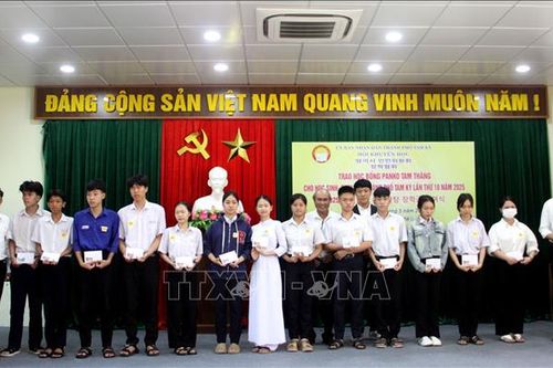 Giúp học sinh, sinh viên nghèo viết tiếp ước mơ