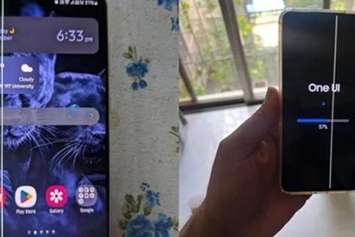 Galaxy S21 FE 'dính' sọc xanh màn hình ngay khi đang cập nhật One UI