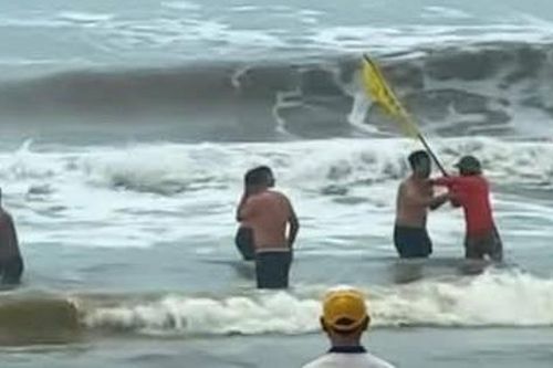 Xôn xao clip nhân viên cứu hộ xô xát với du khách tắm biển Cửa Lò